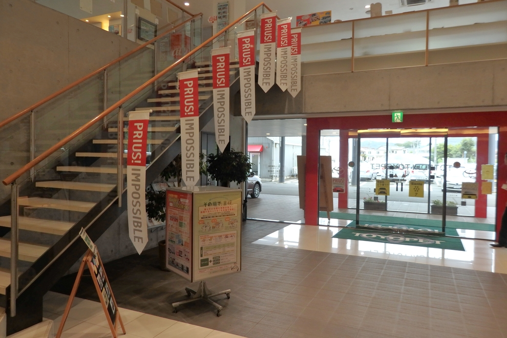 鳥取店屋内入口