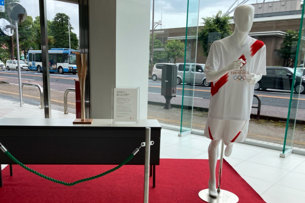 聖火リレートーチ展示600×400