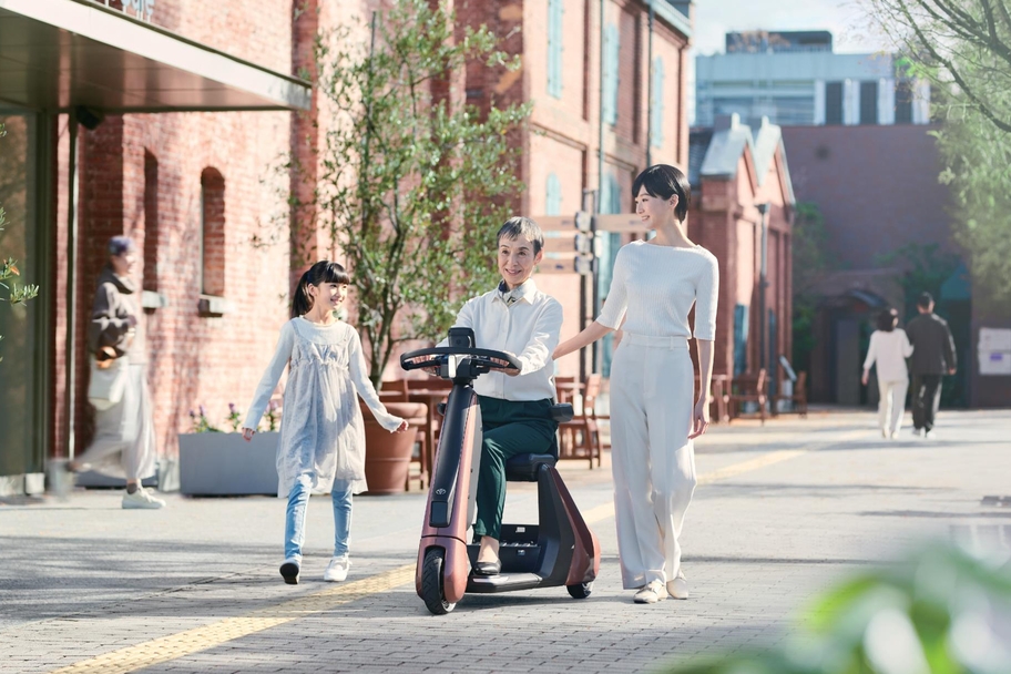 【モデル入り素材】C+walk S “Safety support”